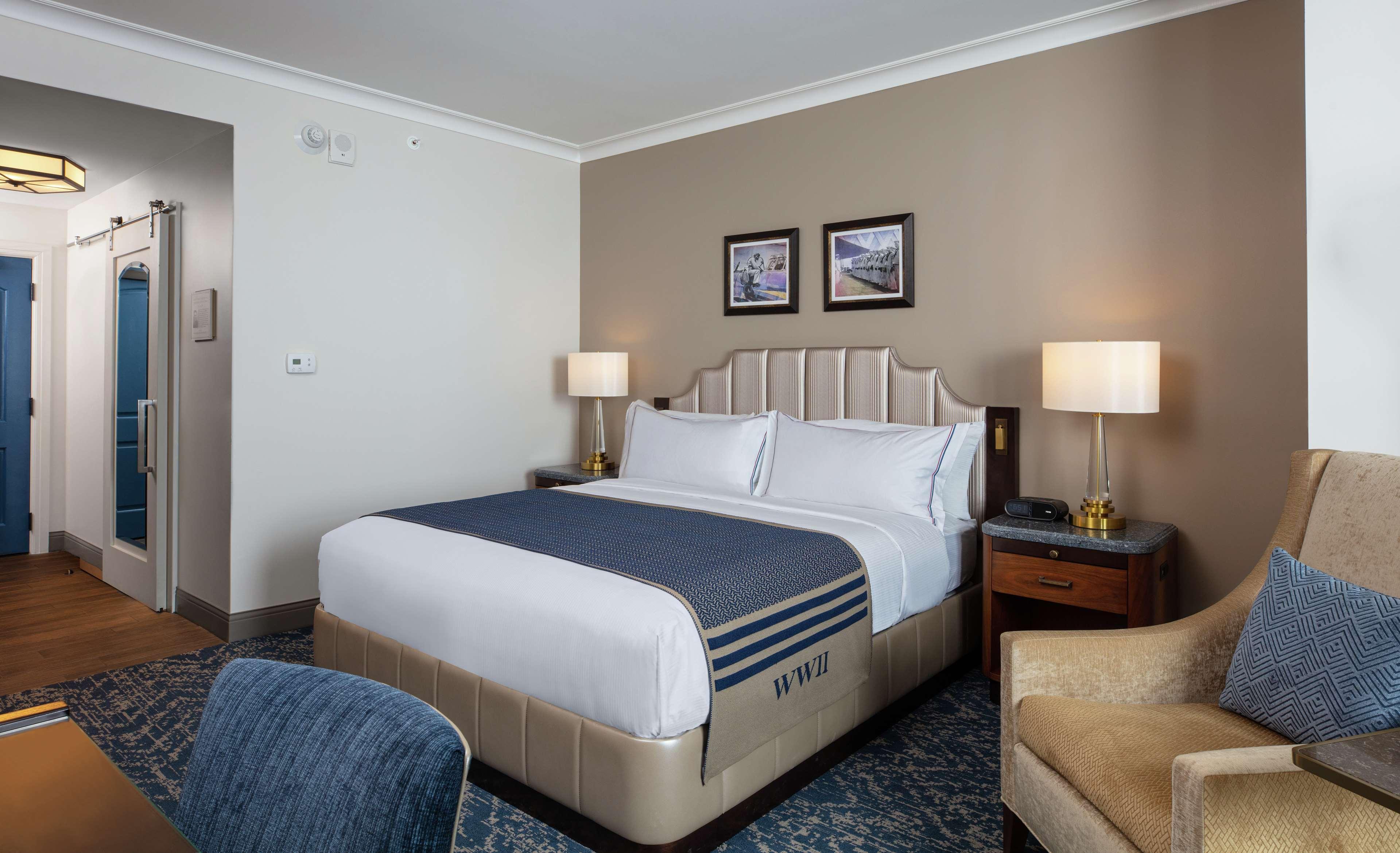 The Higgins Hotel New Orleans, Curio Collection By Hilton Екстериор снимка