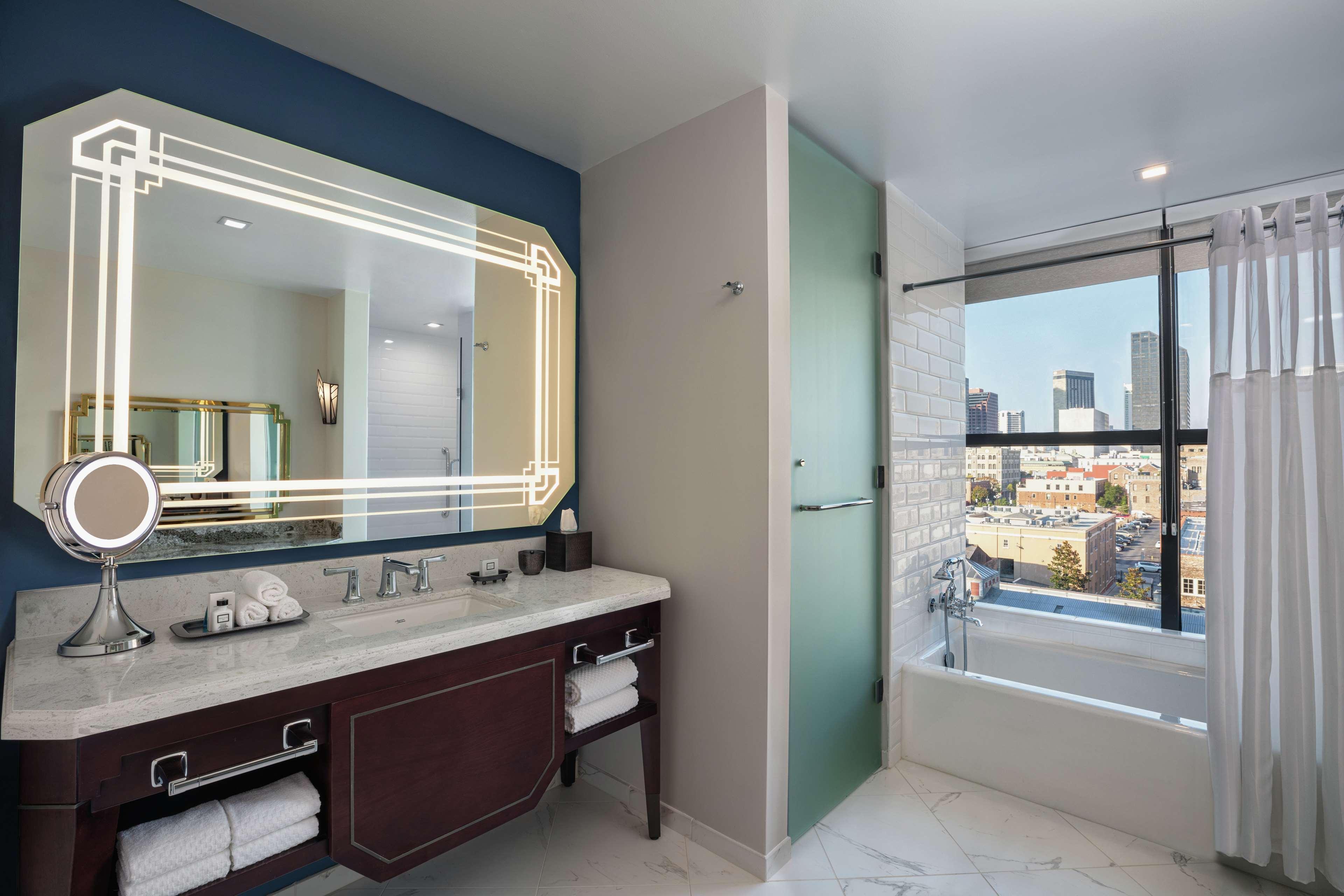 The Higgins Hotel New Orleans, Curio Collection By Hilton Екстериор снимка