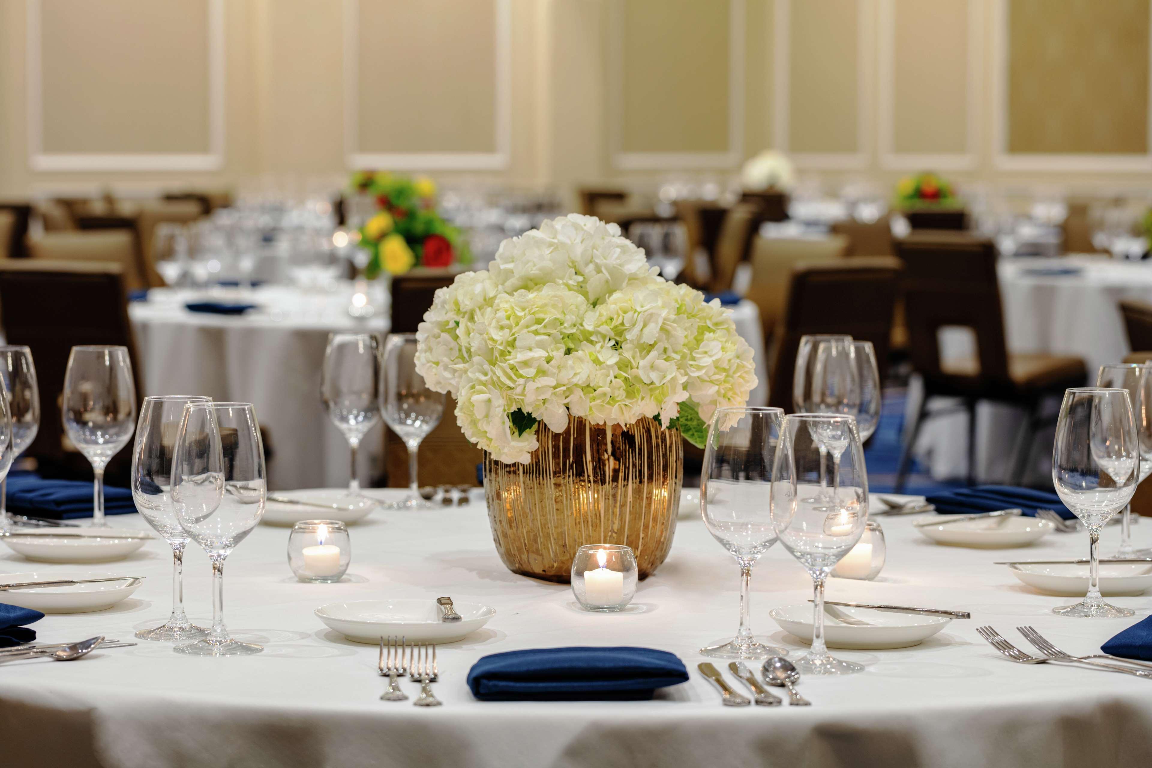 The Higgins Hotel New Orleans, Curio Collection By Hilton Екстериор снимка