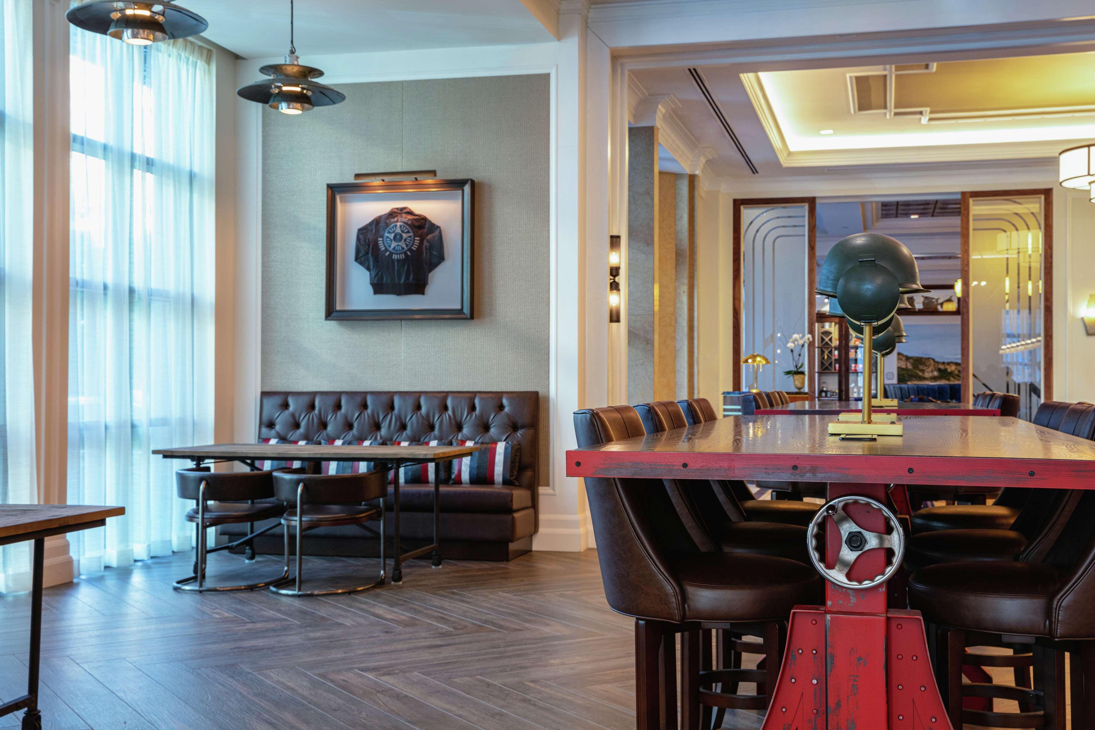 The Higgins Hotel New Orleans, Curio Collection By Hilton Екстериор снимка