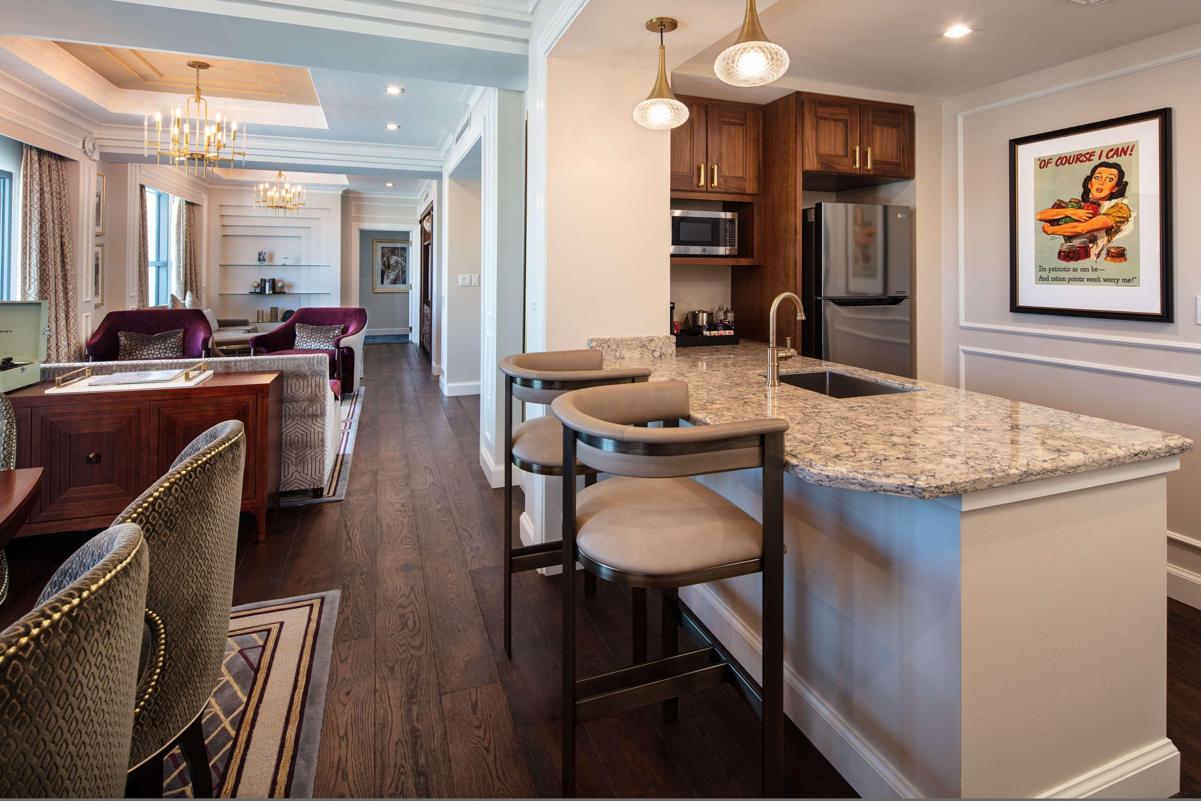 The Higgins Hotel New Orleans, Curio Collection By Hilton Екстериор снимка