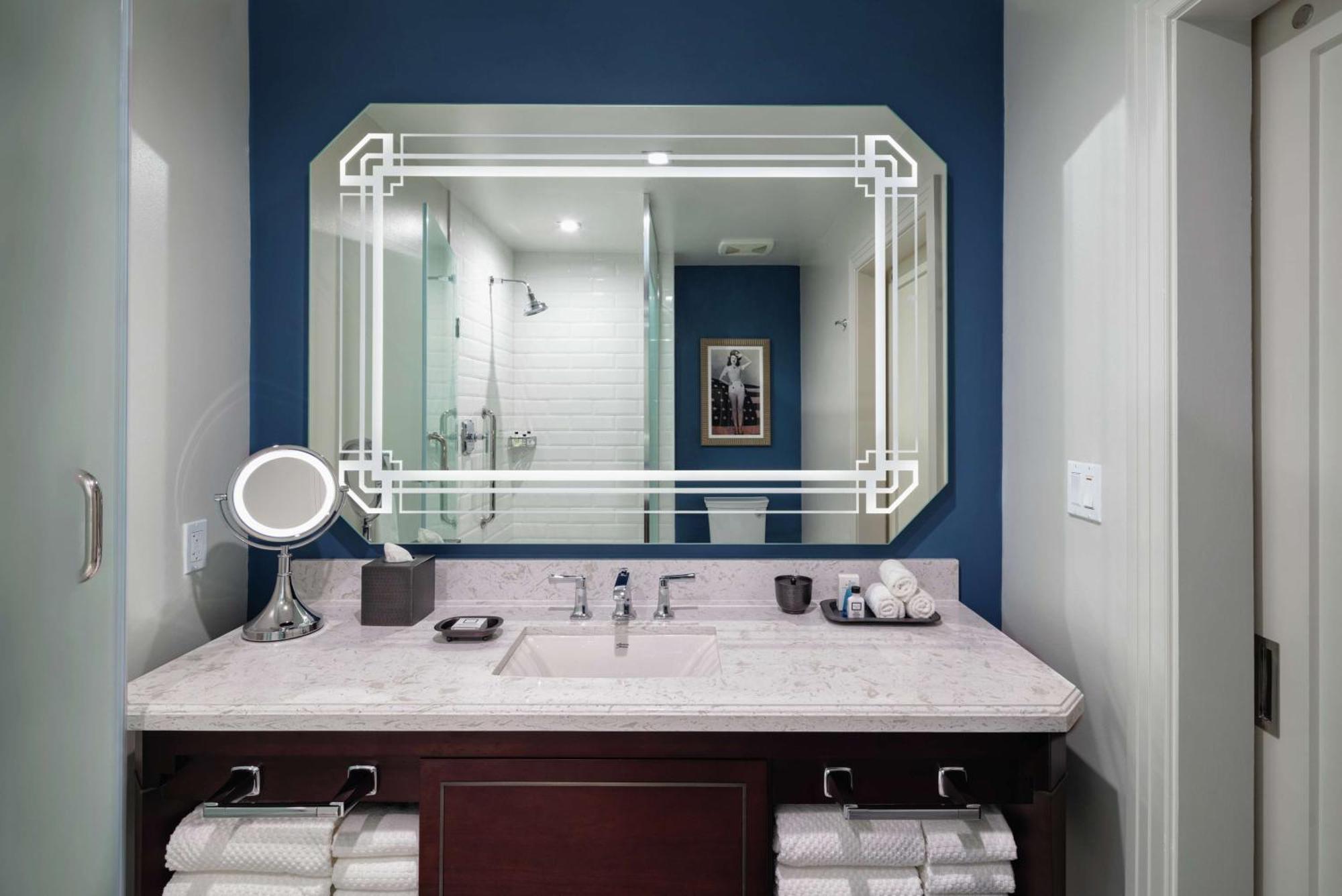 The Higgins Hotel New Orleans, Curio Collection By Hilton Екстериор снимка