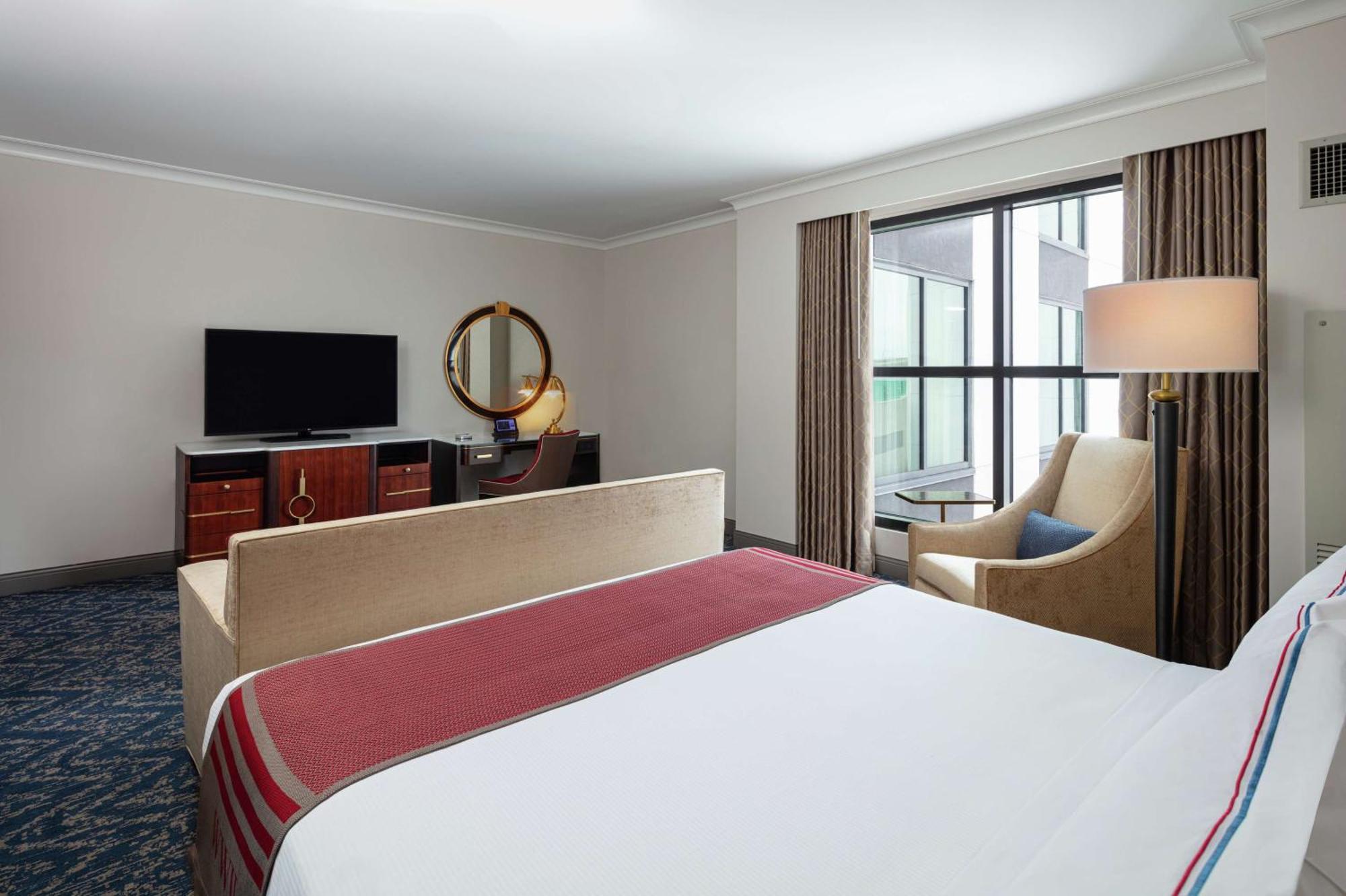 The Higgins Hotel New Orleans, Curio Collection By Hilton Екстериор снимка