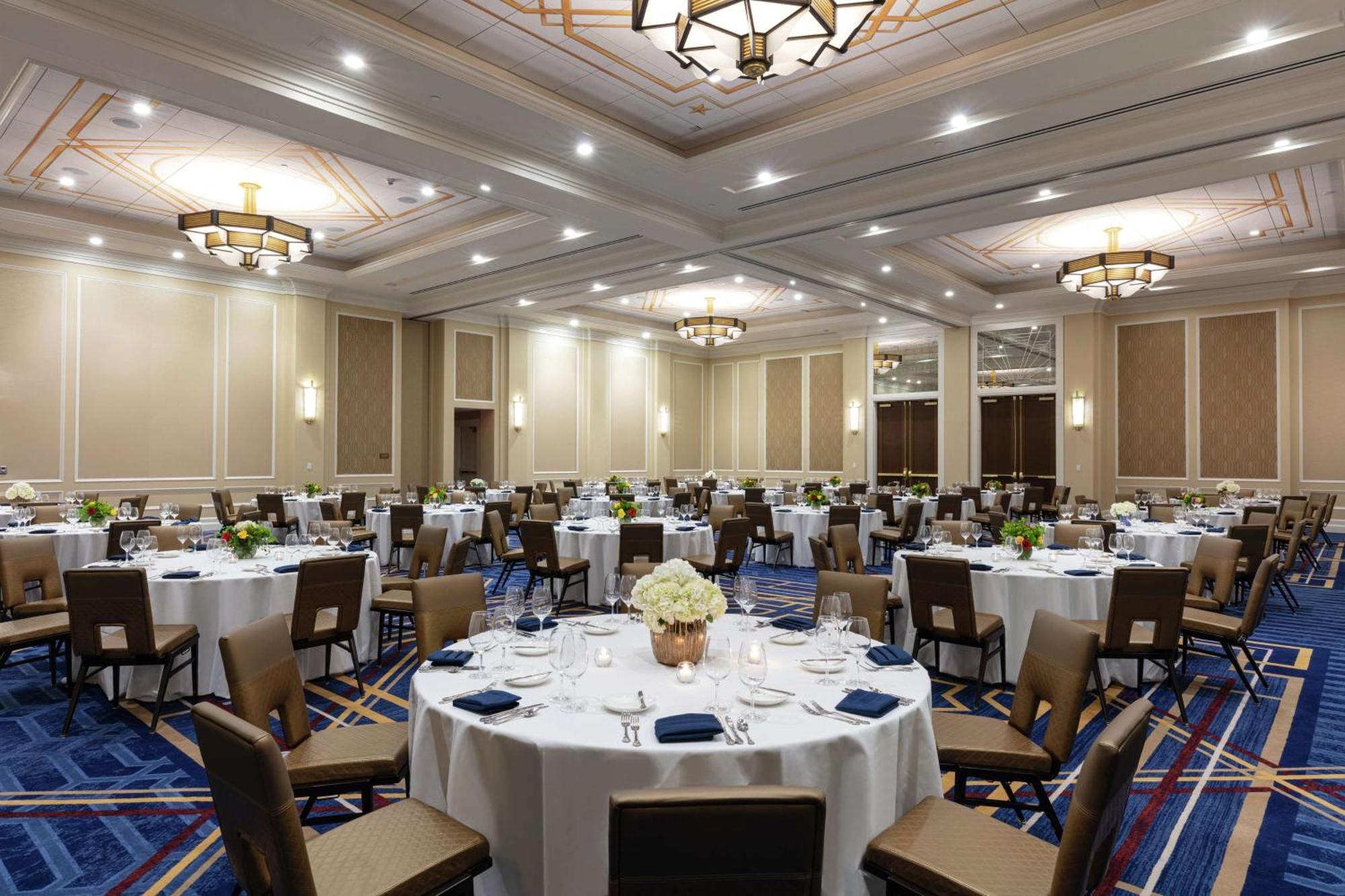The Higgins Hotel New Orleans, Curio Collection By Hilton Екстериор снимка