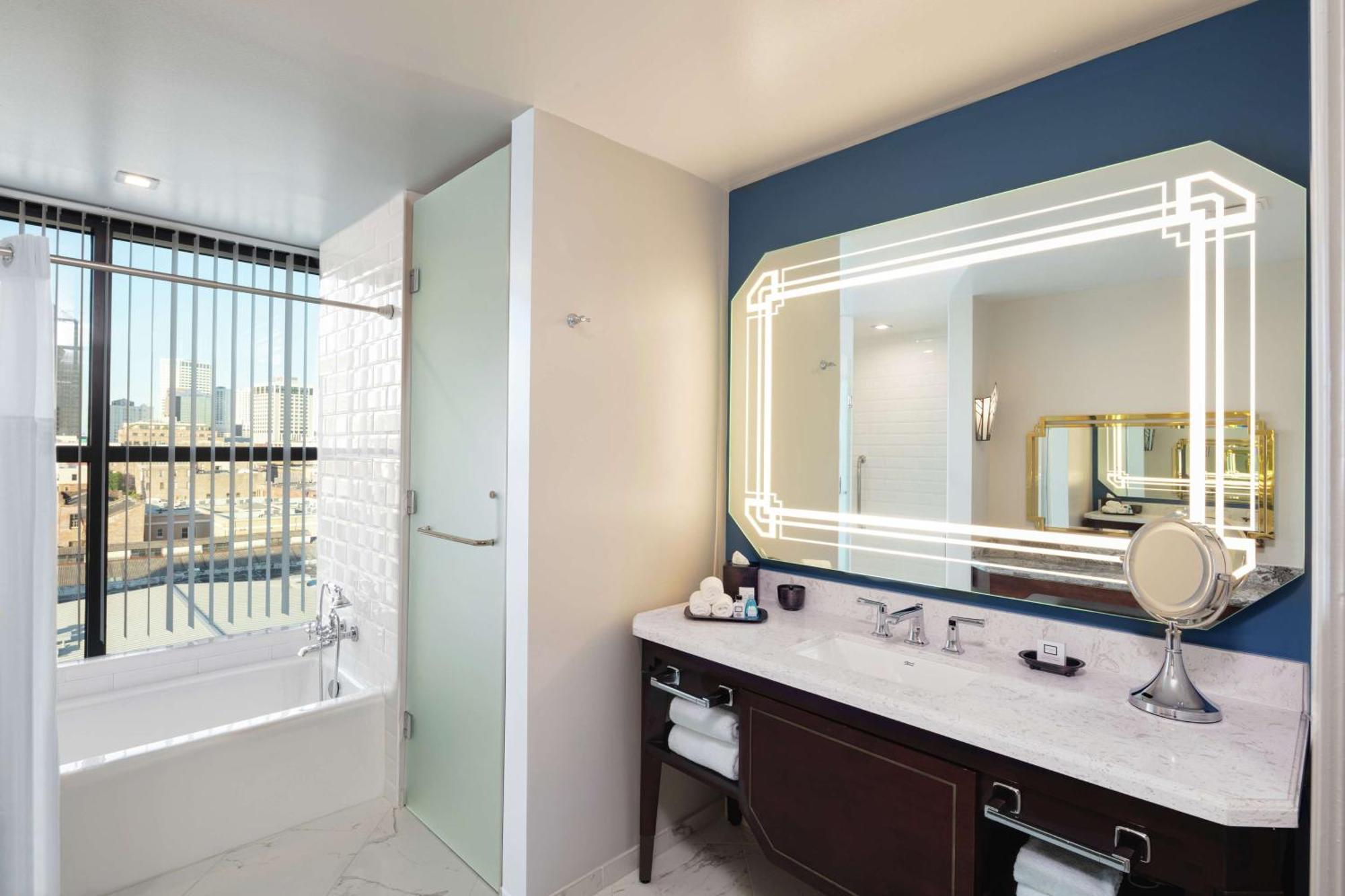 The Higgins Hotel New Orleans, Curio Collection By Hilton Екстериор снимка