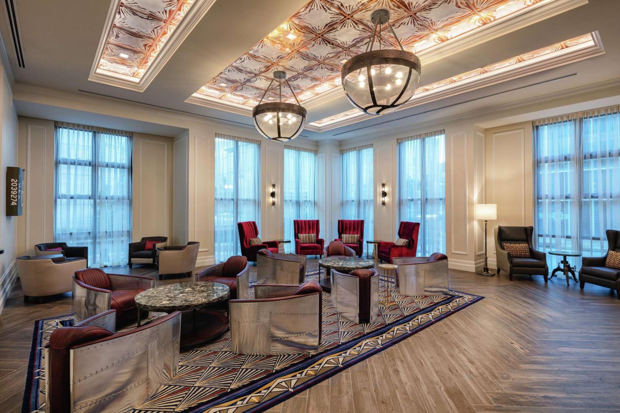 The Higgins Hotel New Orleans, Curio Collection By Hilton Екстериор снимка