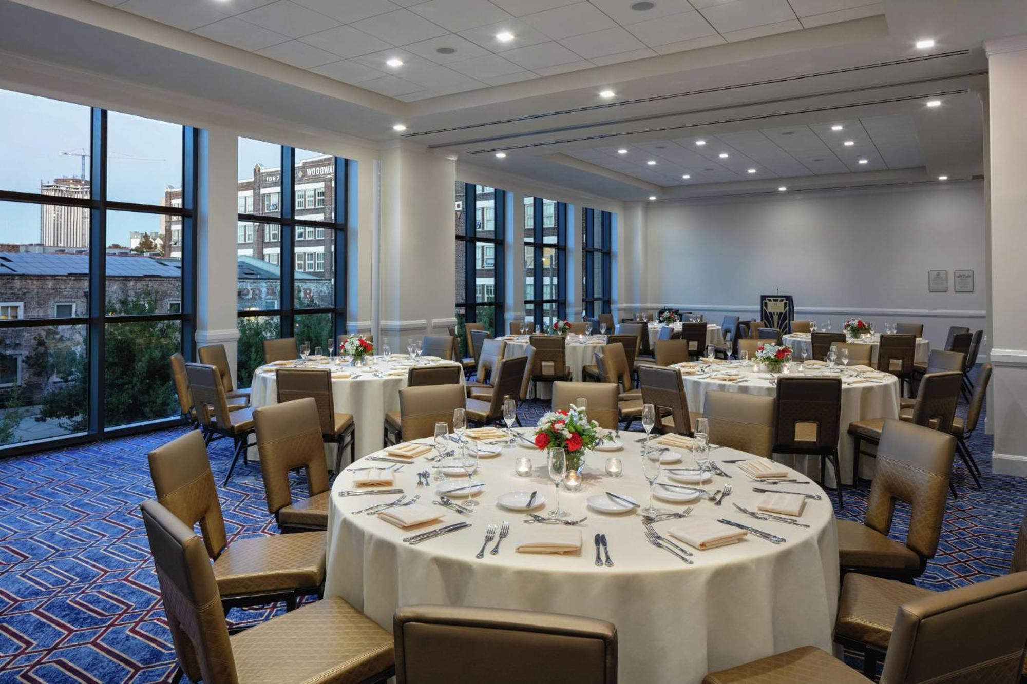 The Higgins Hotel New Orleans, Curio Collection By Hilton Екстериор снимка