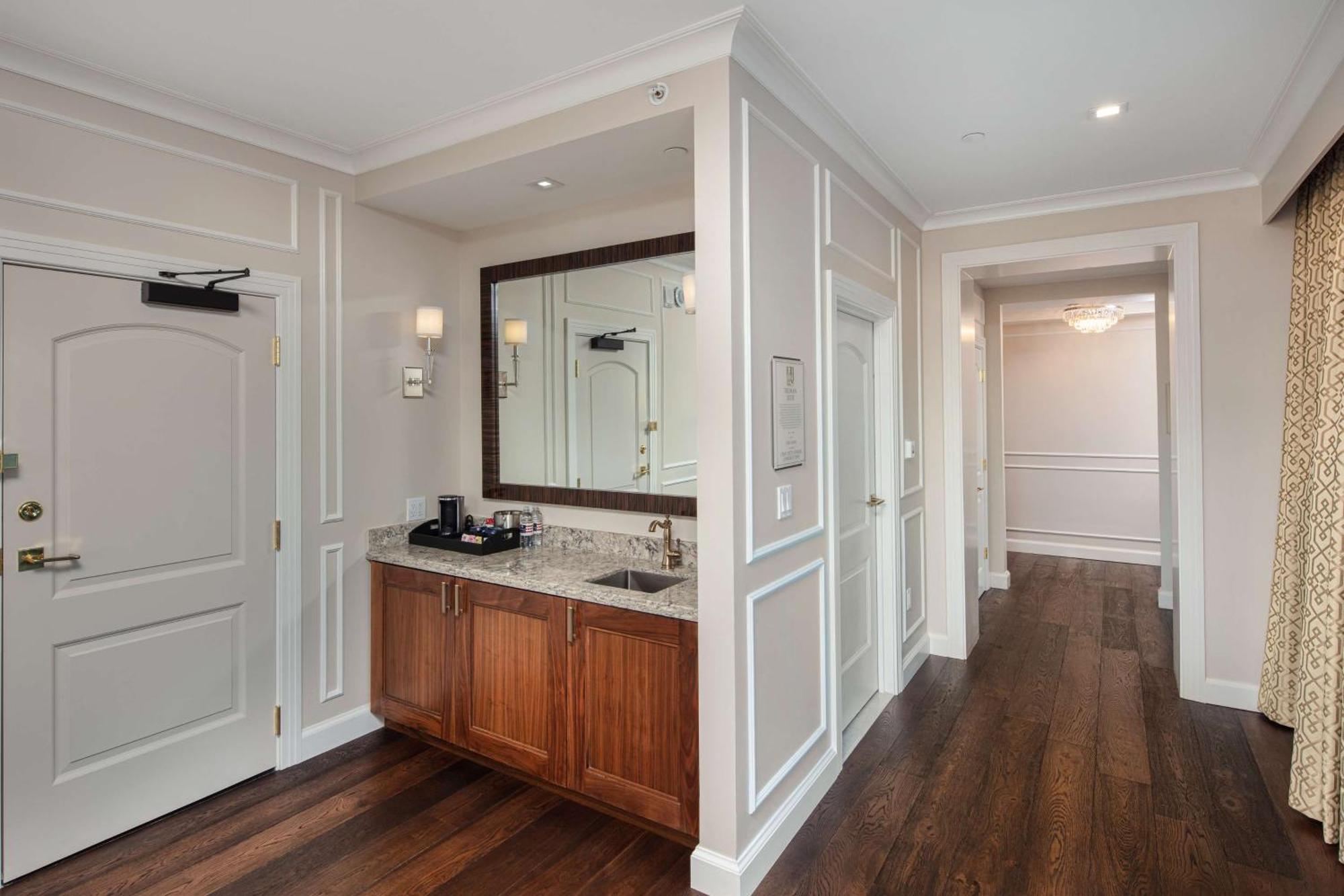 The Higgins Hotel New Orleans, Curio Collection By Hilton Екстериор снимка